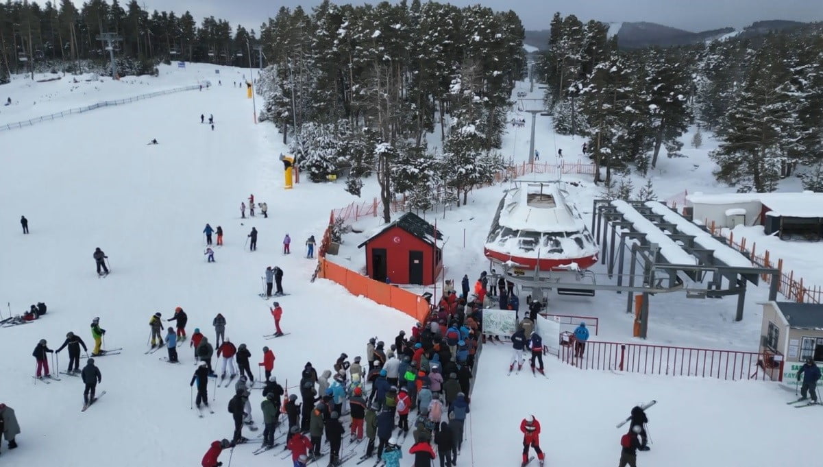 SARIKAMIŞ’TA "KRİSTAL" HEYECAN: KAYAK SEZONU ZİRVE YAPIYOR(KARS-İHA)