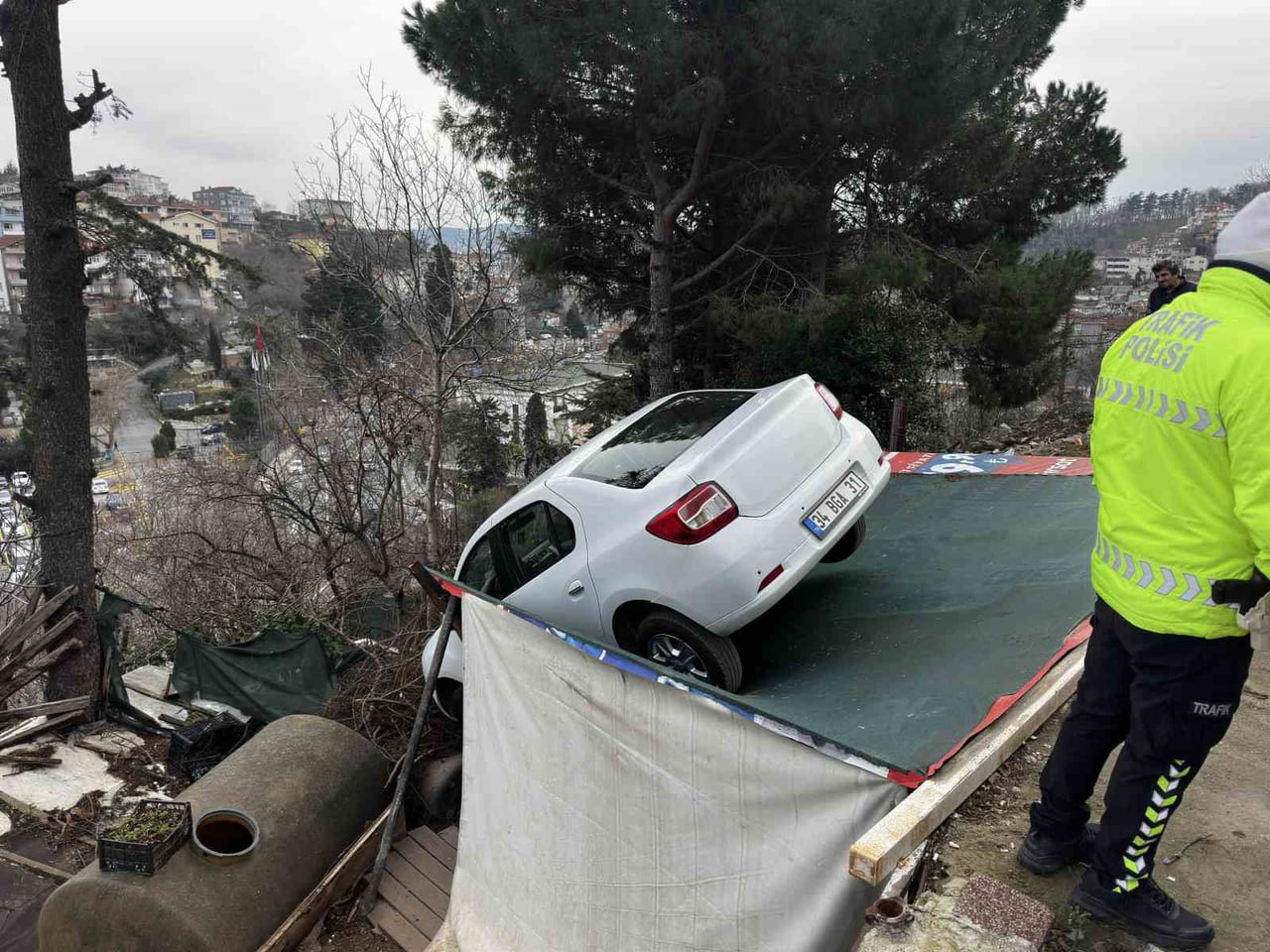 SARIYER’DE SÜRÜCÜNÜN GERİ VİTESTE OLDUĞUNU SANARAK GAZA BASMASI SONUCU KONTROLDEN ÇIKAN OTOMOBİL...