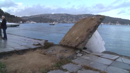 Sarıyer’deki şiddetli fırtına deniz fenerini devirdi