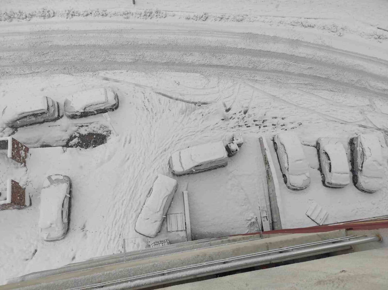 SASON’DA YOĞUN KAR YAĞIŞI HAYATI OLUMSUZ ETKİLİYOR: KÖY VE MEZRA YOLLARI ULAŞIMA KAPANDI