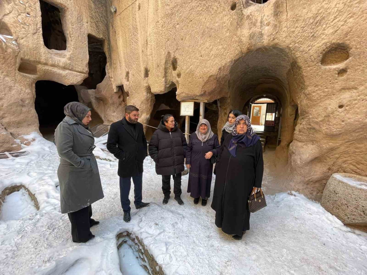ŞEHİT YAKINLARI İLK OLARAK GÜMÜŞLER MANASTIRI'NI GEZEREK TARİHİ YAPI HAKKINDA BİLGİ ALDI.