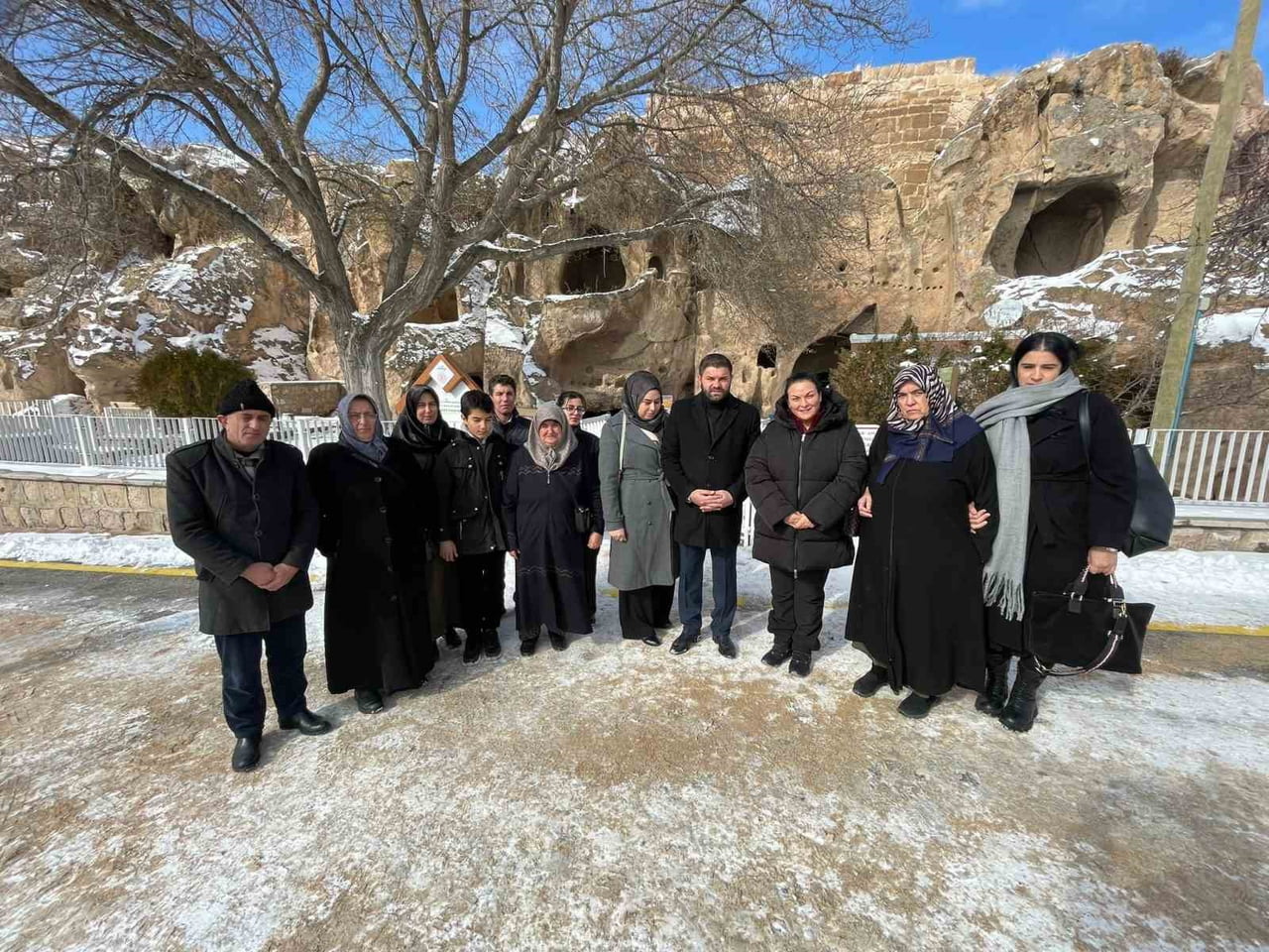 ŞEHİT YAKINLARI İLK OLARAK GÜMÜŞLER MANASTIRI'NI GEZEREK TARİHİ YAPI HAKKINDA BİLGİ ALDI.
