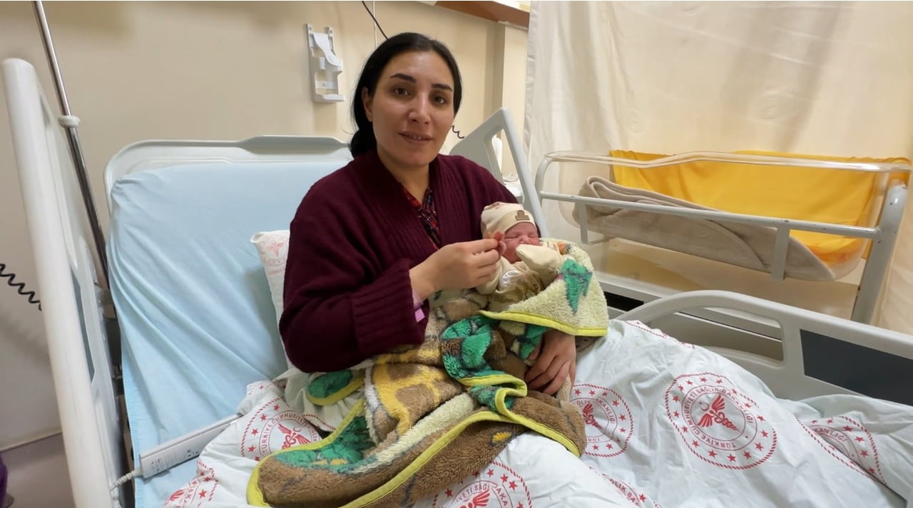 ŞEHRİBAN AYKUT, BÖLGEDEKİ BARIŞ SÜRECİNE ATIFTA BULUNARAK BEBEĞİNE KÜRTÇE "GÜN DOĞUMU/GÜNEŞİN...