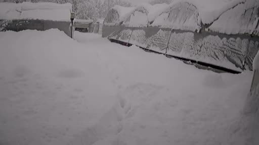 Seraların çökme anı kamerada: Kar altında kalan çiftçi komşularının yardımıyla...