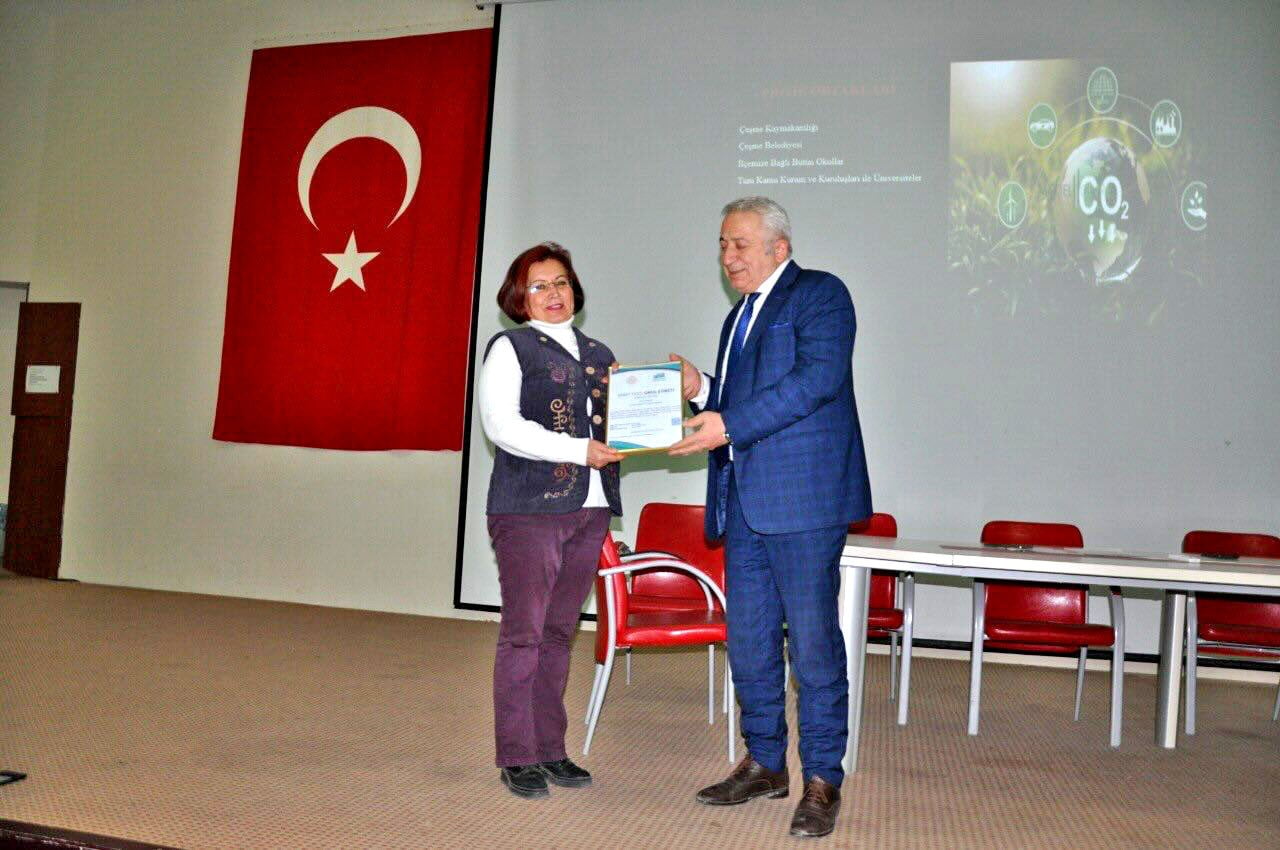 SERTİFİKA, İLÇE MİLLÎ EĞİTİM MÜDÜRÜ ŞAHAN ÇÖKER TARAFINDAN OKUL MÜDÜRESİ ZÜLEYHA CAN’A TAKDİM...