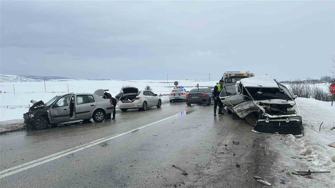 SEYDİLER İLÇESİNDE KARŞI ŞERİDE GEÇEN TOFAŞ-FİAT MARKA OTOMOBİL, KARŞI YÖNDEN GELEN OTOMOBİLLE...