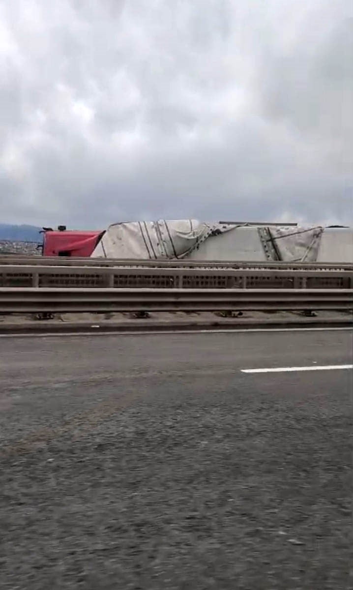 ŞİDDETLİ FIRTINA NEDENİYLE SEYİR HALİNDEKİ 2 TIR DEVRİLDİ.