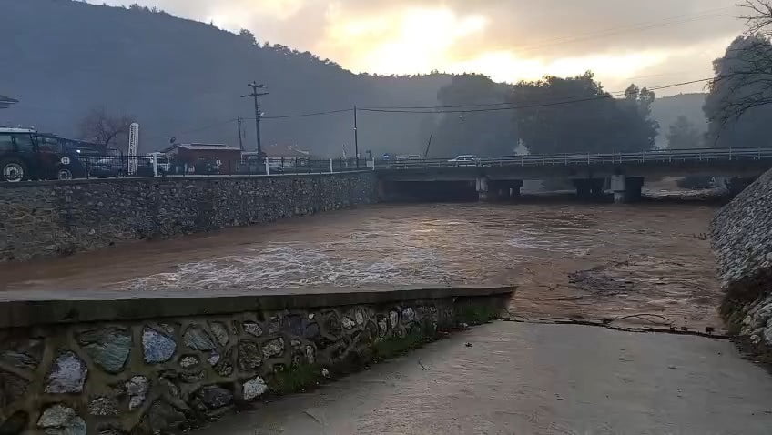 ŞİDDETLİ SAĞANAK YAĞIŞ SEBEBİYLE GÖKÇE’DE DERE YATAĞINDA SEL MEYDANA GELDİ