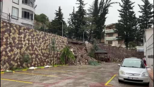 Şiddetli yağış sonrası istinat duvarı çöktü