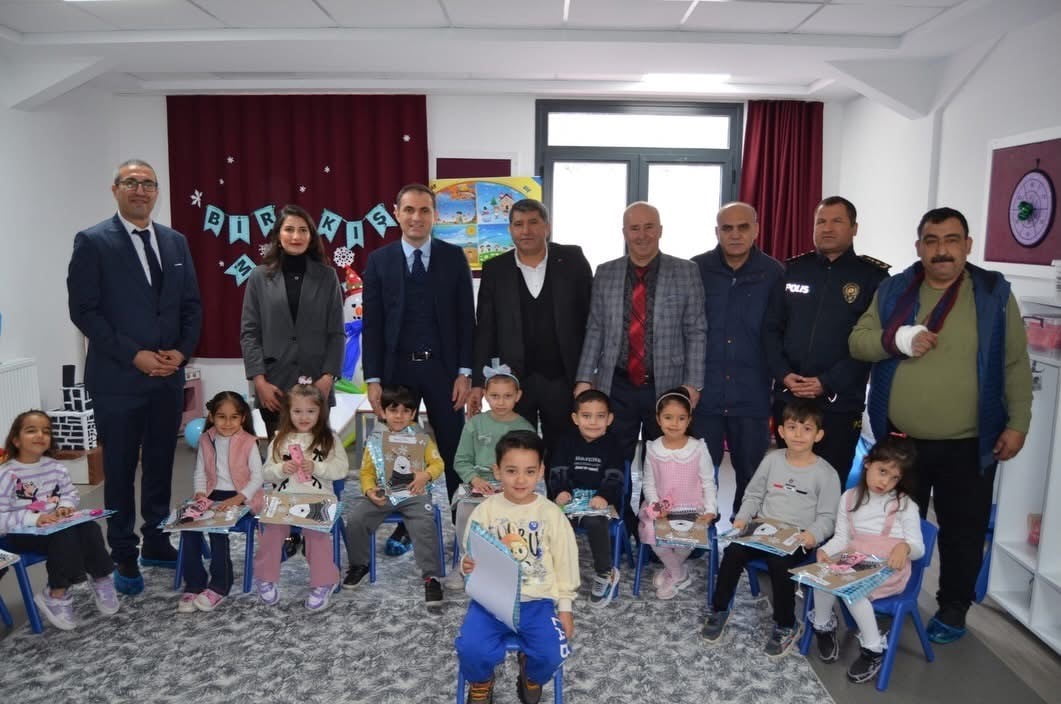 SIDIKA-ABDULGANİ GÜNGÖR İLKOKULUNDA DÜZENLENEN TÖRENE KAYMAKAM MURAT METE, BELEDİYE BAŞKANI DAVUT...