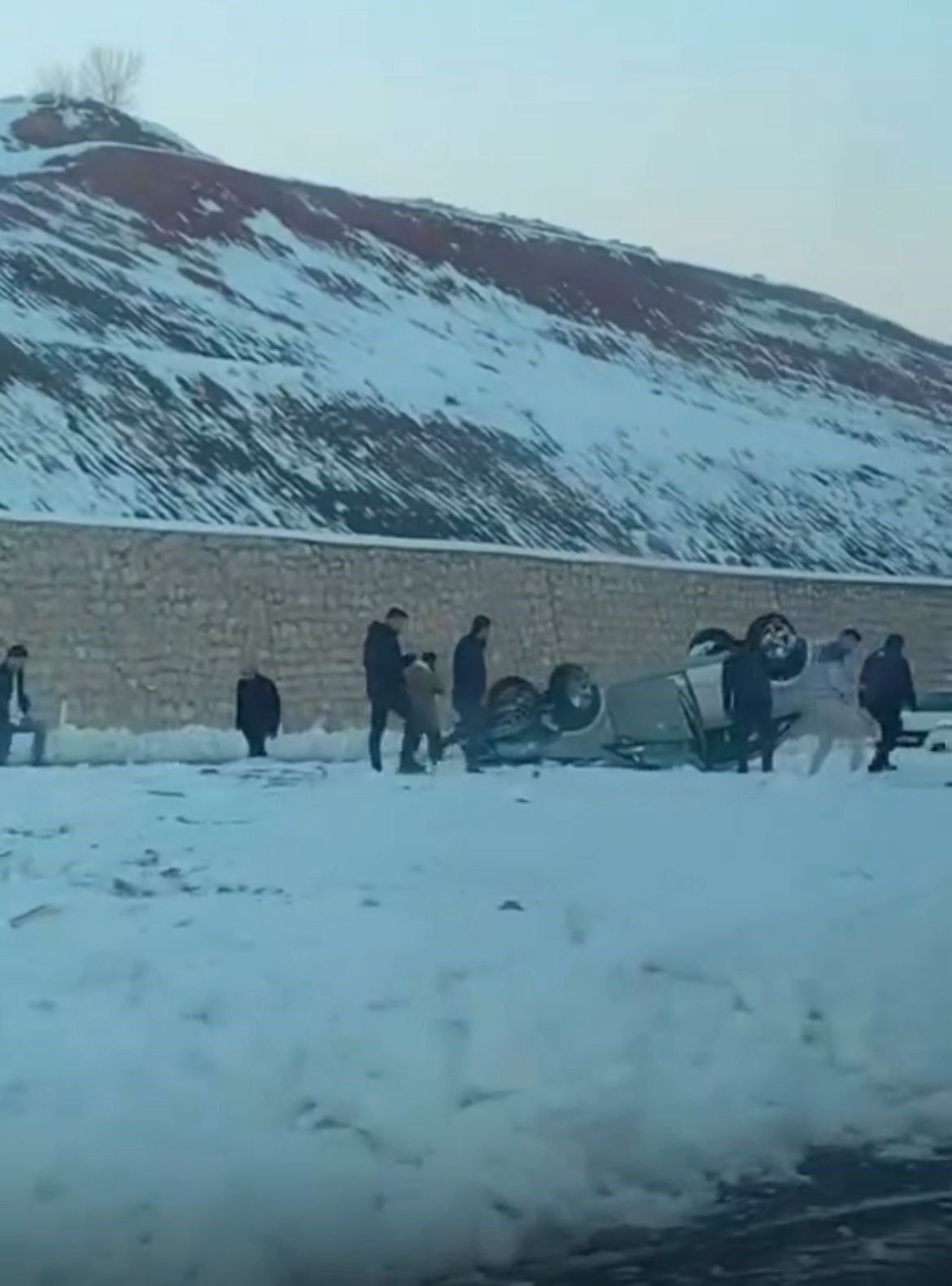 SİİRT'İN KURTALAN İLÇESİNDE TAKLA ATAN OTOMOBİLİN SÜRÜCÜSÜ YARALANDI.