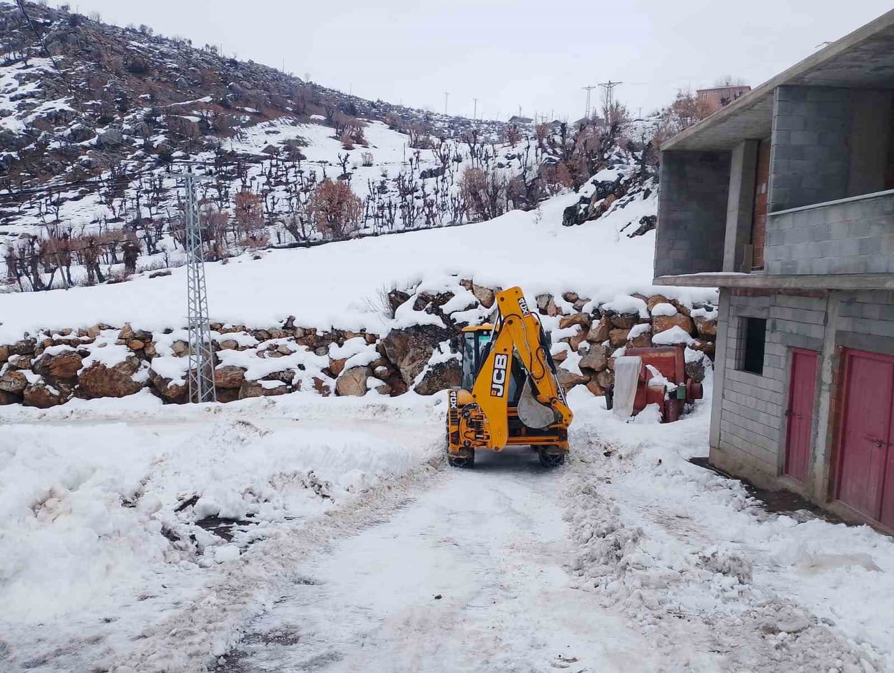 SİİRT'İN ŞİRVAN İLÇESİNDE KAR YAĞIŞI BAŞLADI, İL ÖZEL İDARE EKİPLERİ ÇALIŞMALARA...