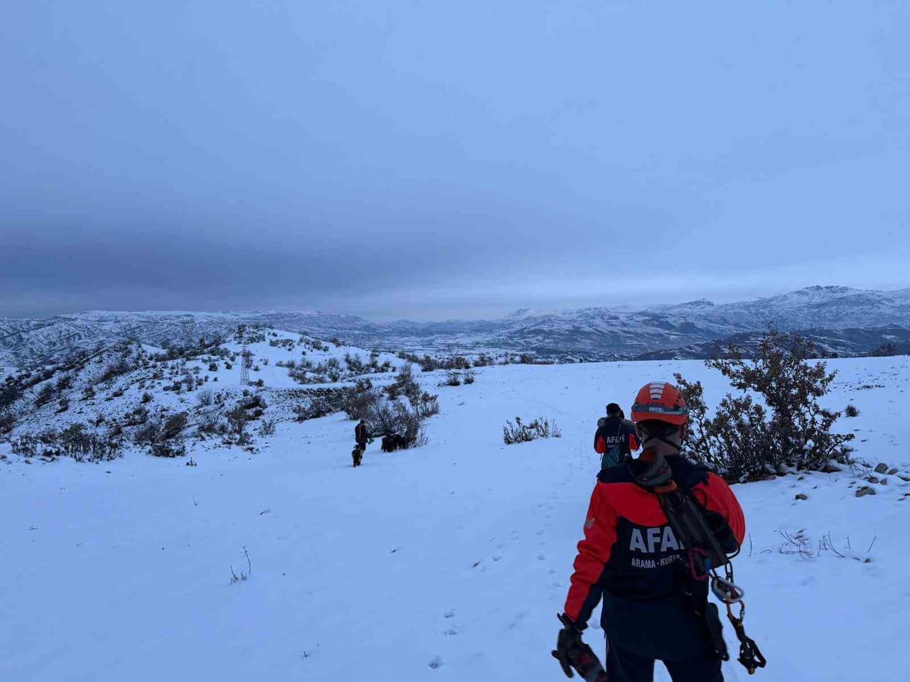 SİİRT BAYKAN İLÇESİNDE 9 KEÇİSİYLE 3 GÜNDÜR MAHSUR KALAN ÇOBAN KURTARILDI.