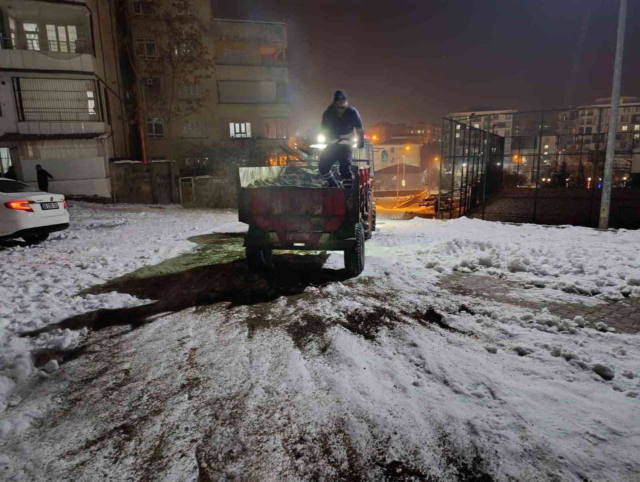 SİİRT BELEDİYESİ EKİPLERİ, ETKİSİNİ ARTIRARAK DEVAM EDEN KAR YAĞIŞI VE OLUMSUZ HAVA KOŞULLARI...