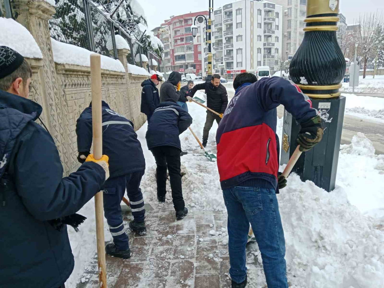SİİRT BELEDİYESİ EKİPLERİ YOĞUN KAR YAĞIŞIYLA BİRLİKTE DON VE BUZLANMAYA KARŞI ÇALIŞMALARINA DEVAM...