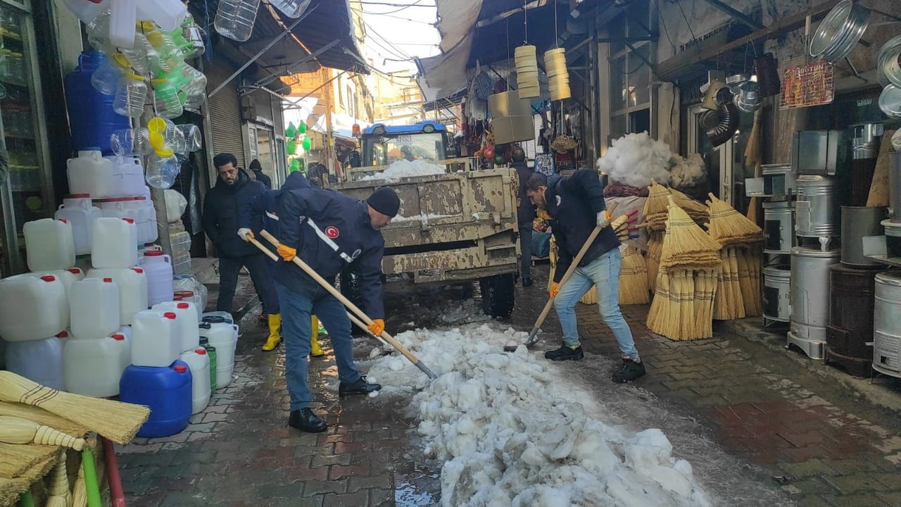 SİİRT BELEDİYESİ KENT MERKEZİNDE KARLA MÜCADELE ÇALIŞMALARINI ARALIKSIZ SÜRDÜRÜYOR.