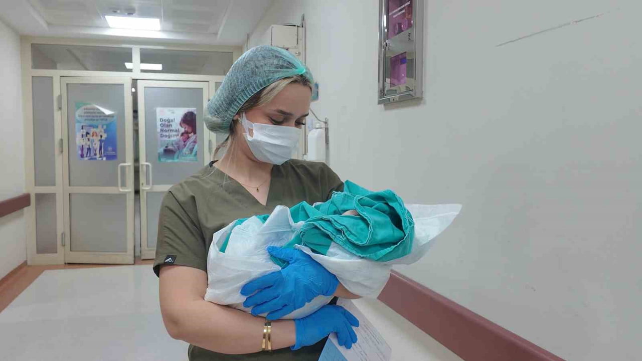 SİİRT EĞİTİM VE ARAŞTIRMA HASTANESİNDE GERÇEKLEŞEN DOĞUMLA 2025'İN SON BEBEĞİ 2 KİLO 600 GRAM...