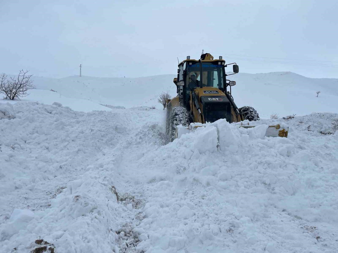 SİİRT İL ÖZEL İDARE EKİPLERİNİN ÇALIŞMALARI SONUCU KAR YAĞIŞI NEDENİYLE KAPALI OLAN 162 KÖY...