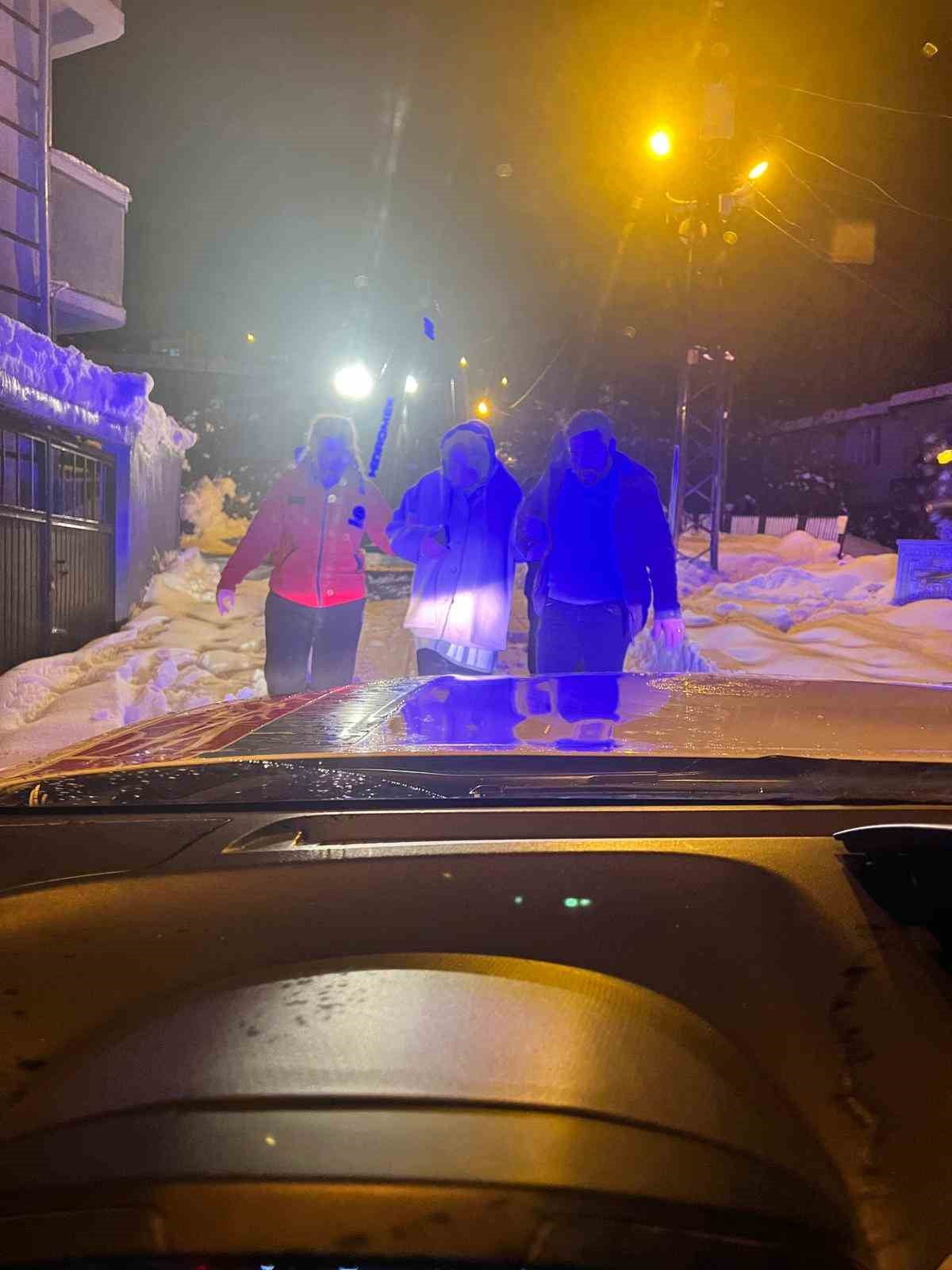 SİİRT’İN BAYKAN İLÇESİNDE UMKE EKİPLERİ, DOĞUM SANCILARI TUTAN VE DİYALİZ HASTASINA ZAMANINDA...