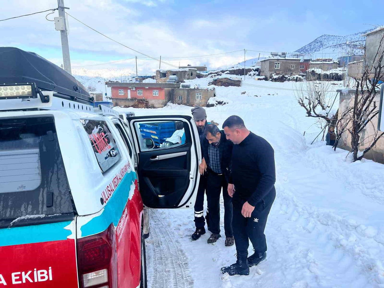 SİİRT’İN BAYKAN İLÇESİNDE UMKE EKİPLERİ, DOĞUM SANCILARI TUTAN VE DİYALİZ HASTASINA ZAMANINDA...