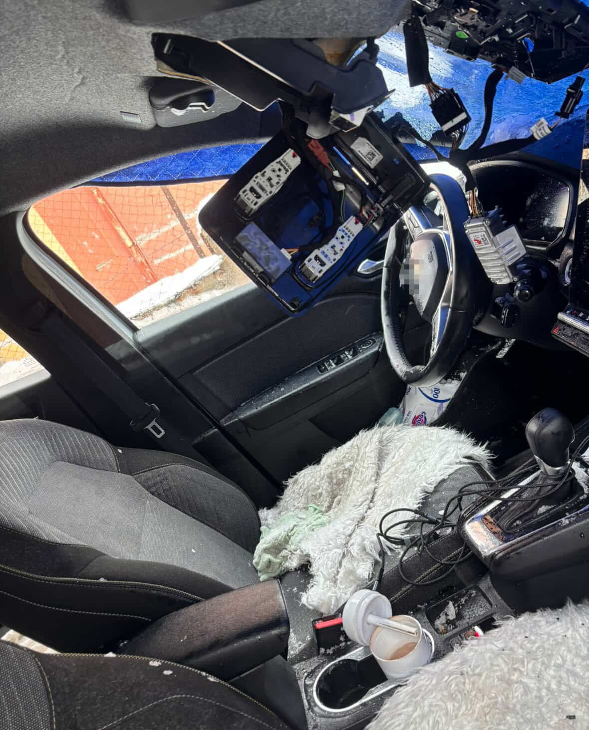 SİİRT’İN KURTALAN İLÇESİNDE ÇATIDAN DÜŞEN KAR KÜTLESİ BİR OTOMOBİLİ KULLANILMAZ HALE...