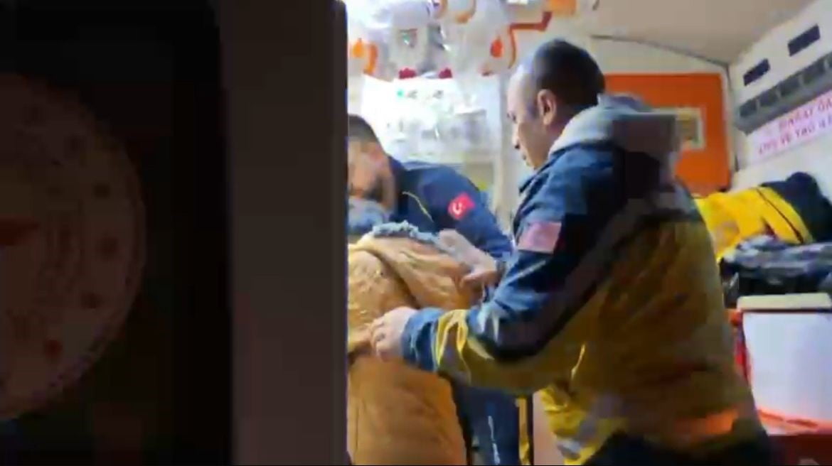 SİİRT’İN ŞİRVAN İLÇESİNDE DEVRİLEN SOBA SONUCU KOLUNDAN YARALANAN 10 YAŞINDAKİ ÇOCUK, İŞ MAKİNASI...