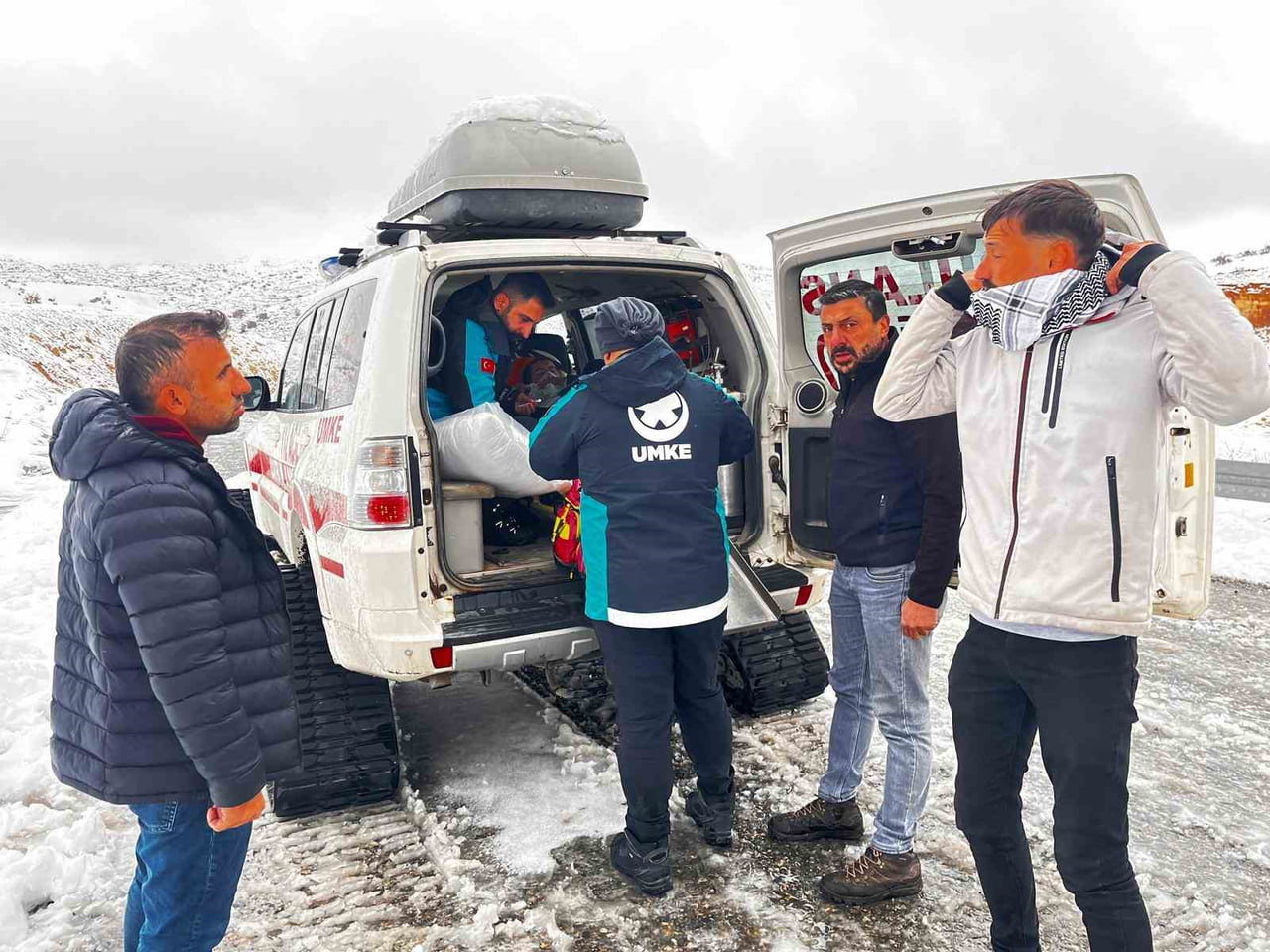 SİİRT MERKEZDE KAR YAĞIŞINDAN KAPANAN 14 KÖY YOLU ULAŞIMA AÇILDI.