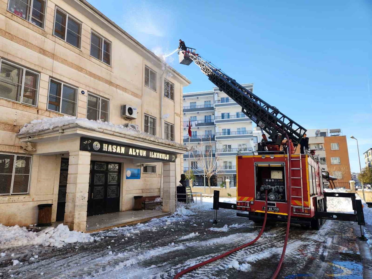 SİİRT’TE ETKİLİ OLAN KAR YAĞIŞI VE DON OLAYLARININ ARDINDAN, ÇATILARDA BİRİKEN KAR KÜTLELERİNİN...