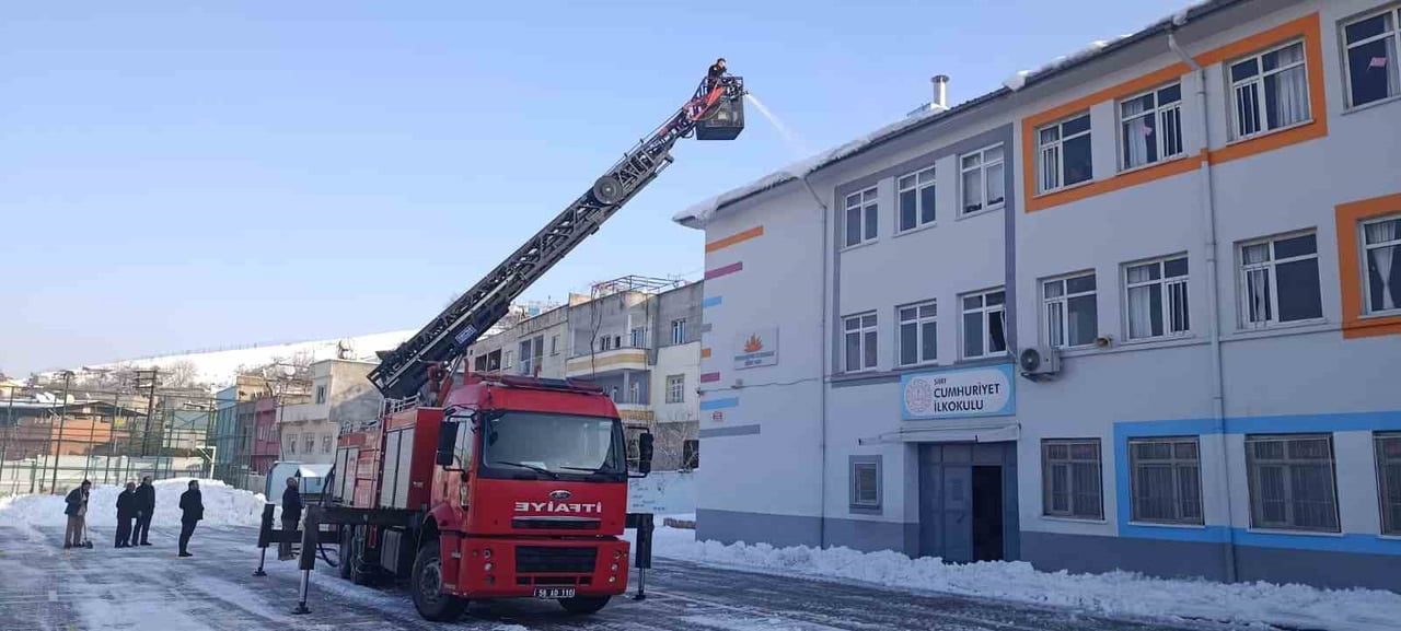 SİİRT’TE ETKİLİ OLAN KAR YAĞIŞI VE DON OLAYLARININ ARDINDAN, ÇATILARDA BİRİKEN KAR KÜTLELERİNİN...