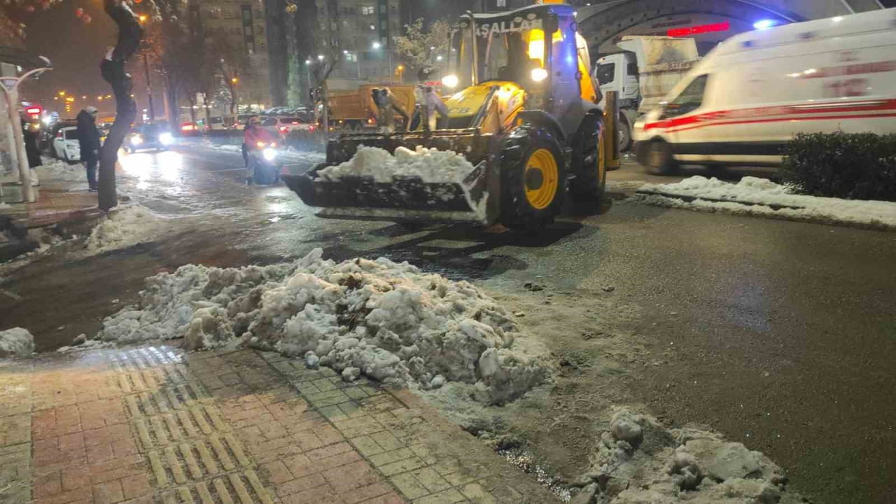 SİİRT’TE ETKİLİ OLAN YOĞUN KAR YAĞIŞI VE OLUMSUZ HAVA ŞARTLARINA KARŞI, BELEDİYE EKİPLERİ ULAŞIMIN...