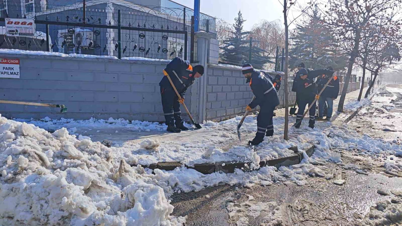 SİİRT’TE ETKİLİ OLAN YOĞUN KAR YAĞIŞI VE OLUMSUZ HAVA ŞARTLARINA KARŞI, BELEDİYE EKİPLERİ ULAŞIMIN...