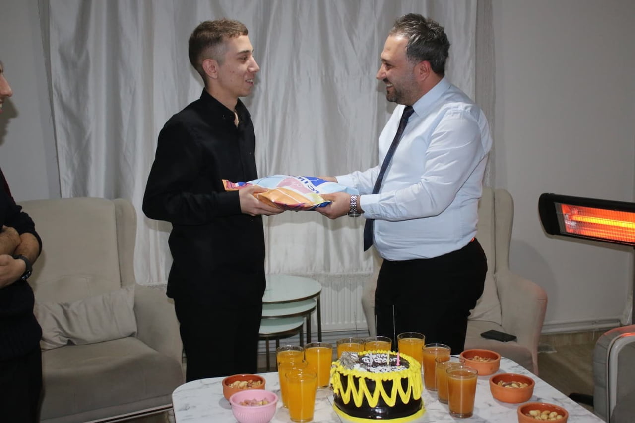 SİİRT’TE, SEVGİ EVLERİNDEN AYRILIP 19 YAŞINA GİREN GENCE, KURUM MÜDÜRÜ, HOCALARI VE ARKADAŞLARI...