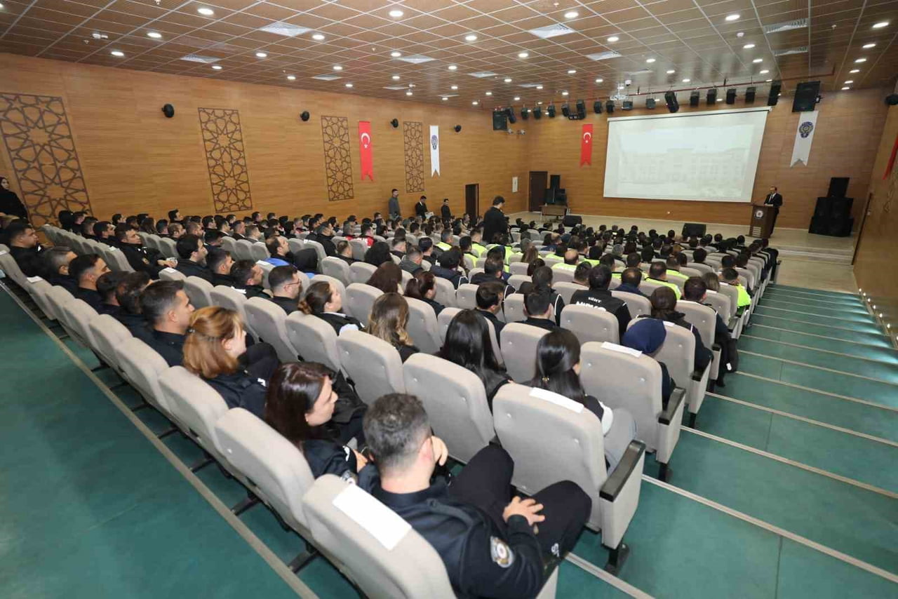 SİİRT VALİSİ DR. KEMAL KIZILKAYA, İL EMNİYET MÜDÜRLÜĞÜ’NÜ ZİYARET EDEREK, 2025 YILI BOYUNCA...