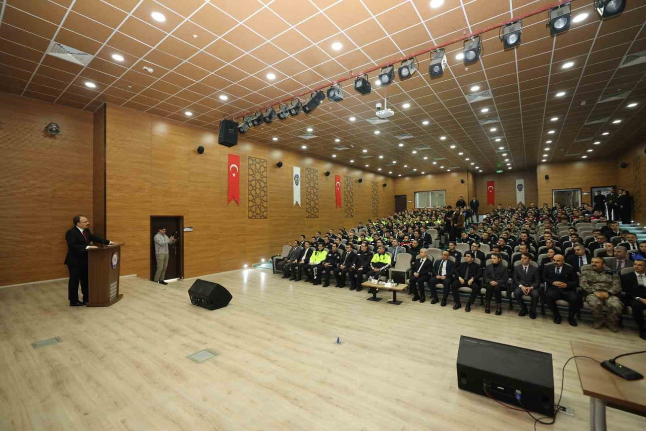 SİİRT VALİSİ DR. KEMAL KIZILKAYA, İL EMNİYET MÜDÜRLÜĞÜ’NÜ ZİYARET EDEREK, 2025 YILI BOYUNCA...