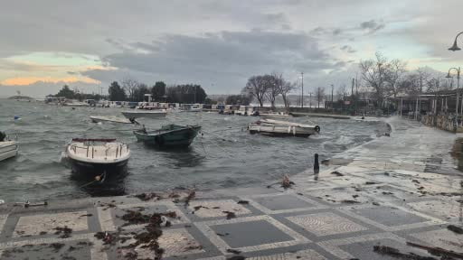 Silivri sahilinde lodos alarmı: Dev dalgalar kıyıyı dövdü