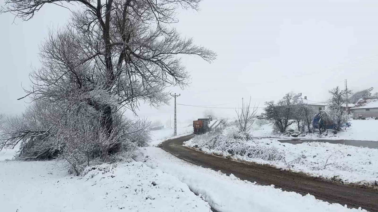 SINDIRGI’DA MERKEZDE YAĞMUR, YÜKSEK KESİMLERDE KAR YAĞIŞI ETKİLİ OLDU