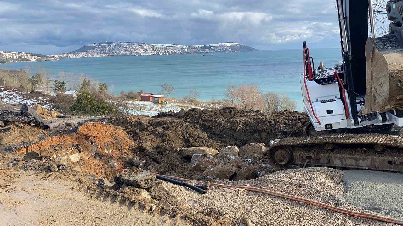 SİNOP'TA YOĞUN KAR YAĞIŞININ ARDINDAN MEYDANA GELEN TOPRAK KAYMASI NEDENİYLE SİNOP BELEDİYESİ...