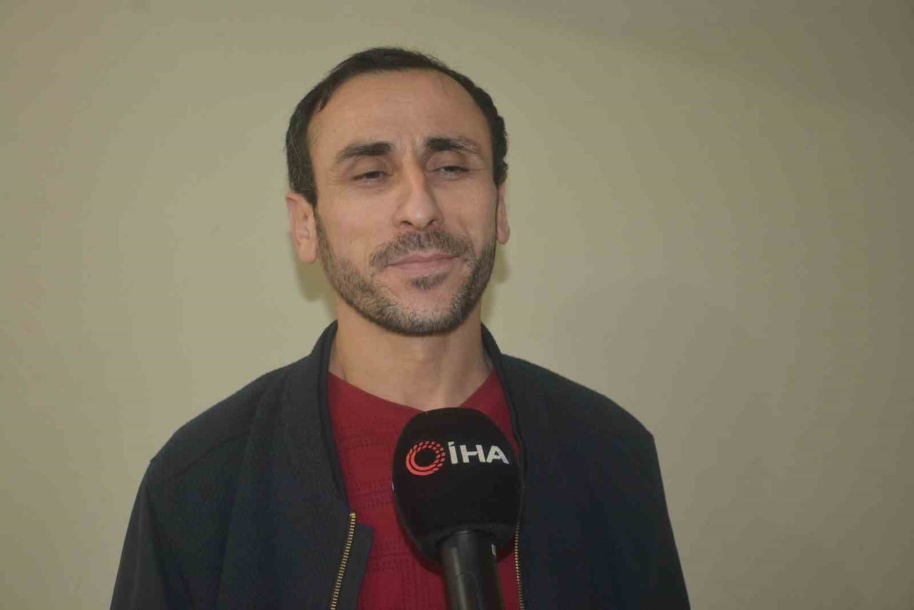 SİNOP'UN ERFELEK İLÇESİNDE YAŞAYAN ŞENEL YILMAZ, YABAN DOMUZU SÜRÜSÜNDEN BİR YAVRUYU ARAÇTAN...