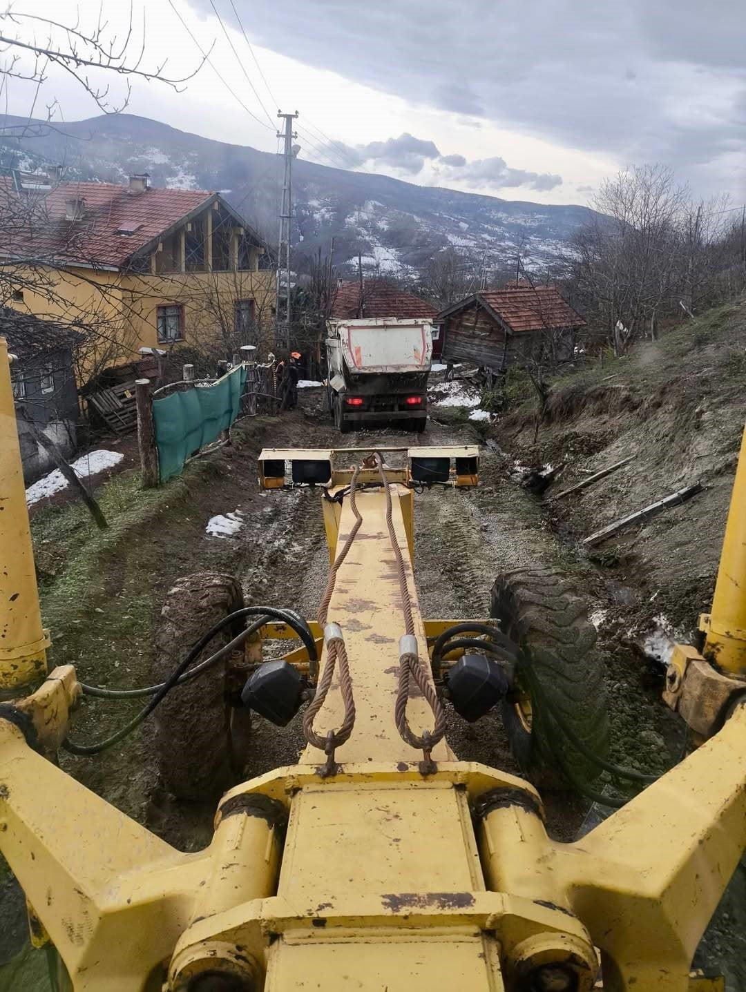 SİNOP İL ÖZEL İDARESİ EKİPLERİ, KAR YAĞIŞI SONRASI ZEMİN YUMUŞAMASINA BAĞLI OLARAK MEYDANA GELEN...