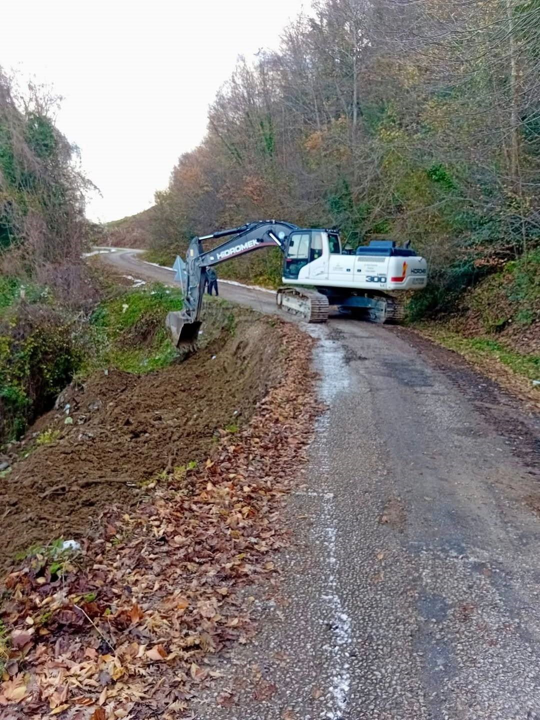 SİNOP İL ÖZEL İDARESİ EKİPLERİ, KAR YAĞIŞI SONRASI ZEMİN YUMUŞAMASINA BAĞLI OLARAK MEYDANA GELEN...
