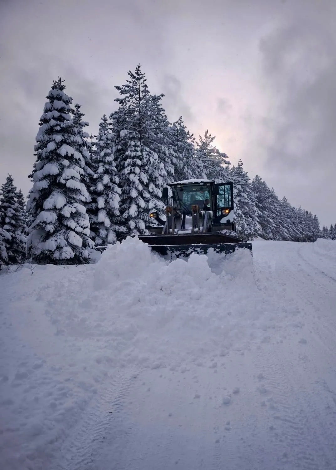 SİNOP İL ÖZEL İDARESİ EKİPLERİ, SON 3 GÜNDE ETKİLİ OLAN YOĞUN KAR YAĞIŞINA RAĞMEN İL GENELİNDE...