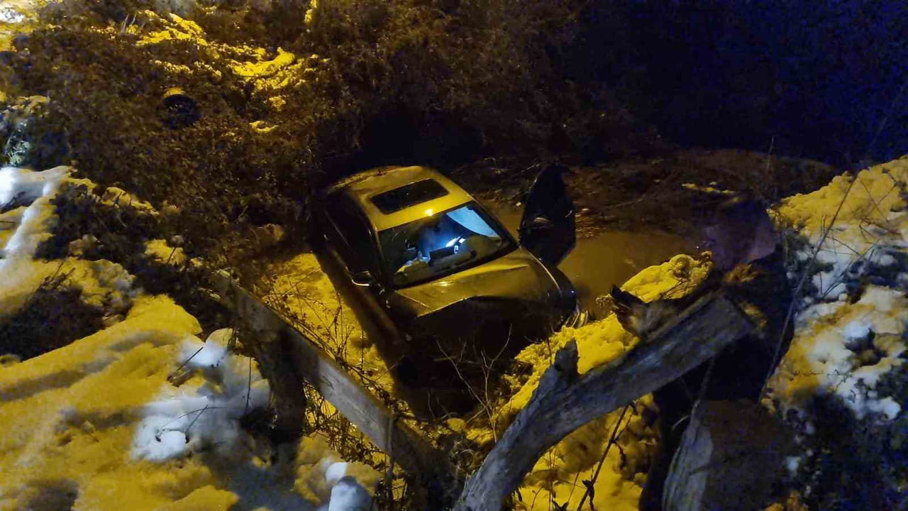 SİNOP’TA BUZLANMA NEDENİYLE KONTROLDEN ÇIKAN OTOMOBİLİN DEREYE DÜŞMESİ SONUCU MEYDANA GELEN...