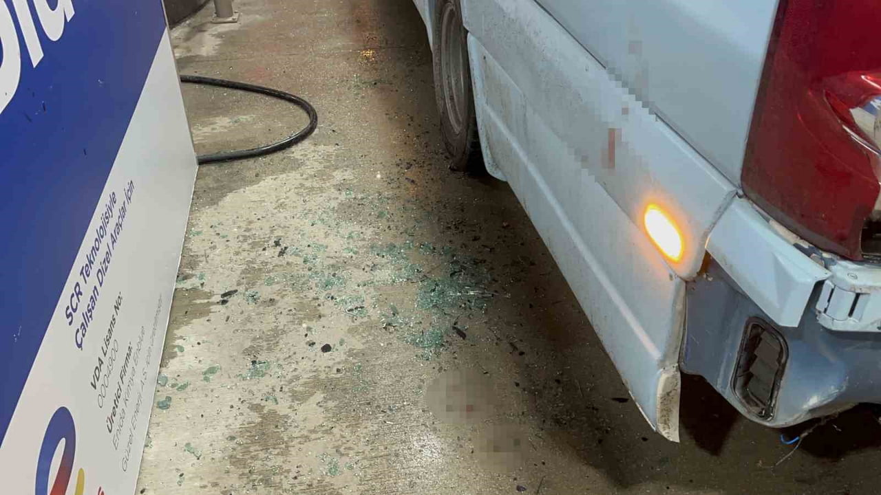 SİNOP’TA KENDİSİNİ ALKOL TESTİNE SOKMAK İSTEYEN POLİS EKİPLERİNE DİRENEN BİR KİŞİ DOLMUŞUN CAMINA...