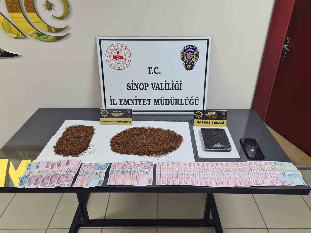 SİNOP’TA NARKOTİK POLİSLERİ TARAFINDAN DÜZENLENEN OPERASYONDA UYUŞTURUCU MADDE VE HASSAS TERAZİ...
