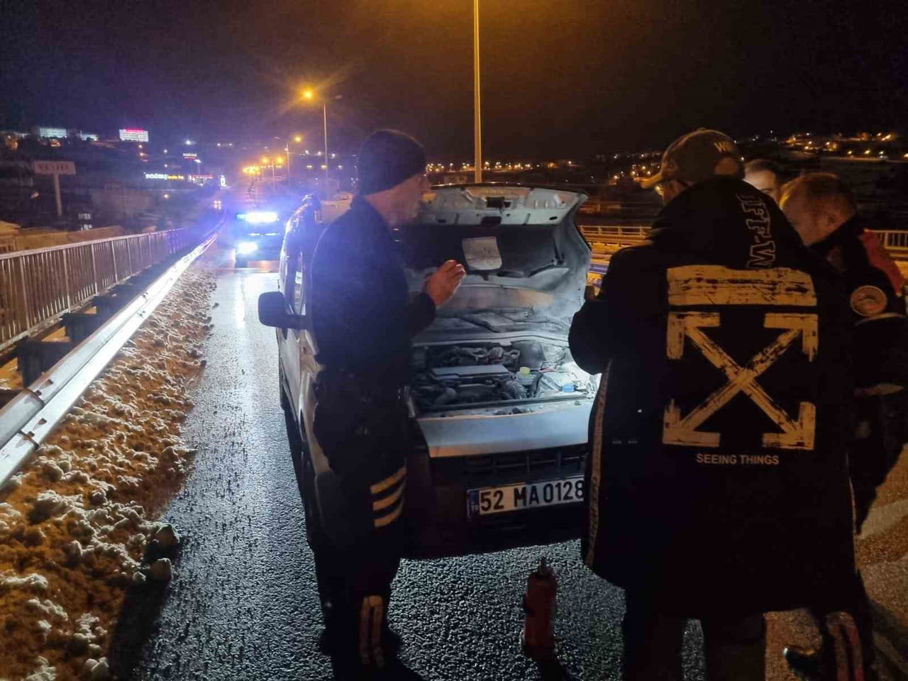 SİNOP’TA SEYİR HALİNDEYKEN YANMAYA BAŞLAYAN OTOMOBİL, SÜRÜCÜNÜN SOĞUKKANLILIĞI VE YANGIN TÜPÜYLE...