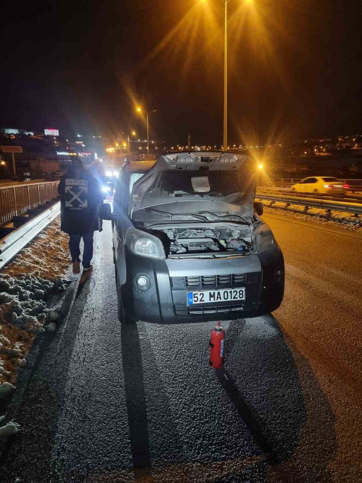SİNOP’TA SEYİR HALİNDEYKEN YANMAYA BAŞLAYAN OTOMOBİL, SÜRÜCÜNÜN SOĞUKKANLILIĞI VE YANGIN TÜPÜYLE...