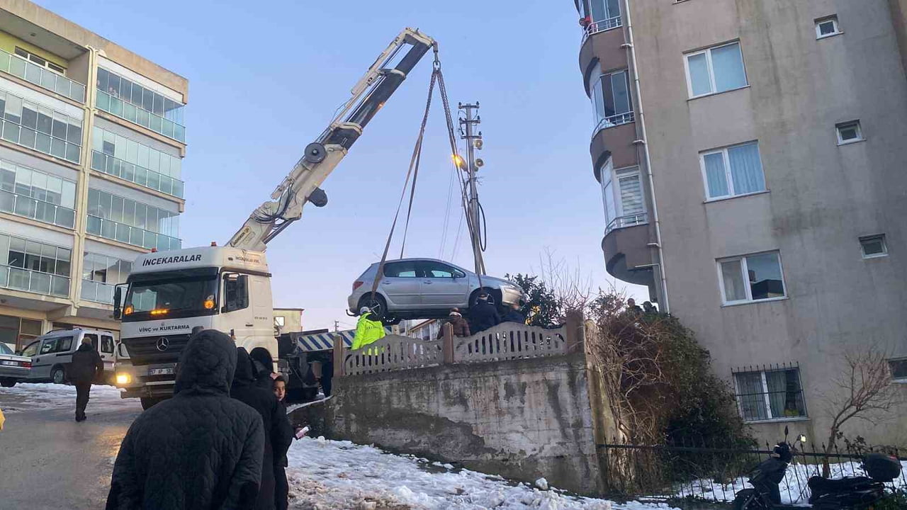 SİNOP’TA SÜRÜCÜSÜNÜN KONTROLÜNDEN ÇIKAN BİR OTOMOBİL, APARTMANIN BAHÇESİNE DÜŞEREK...