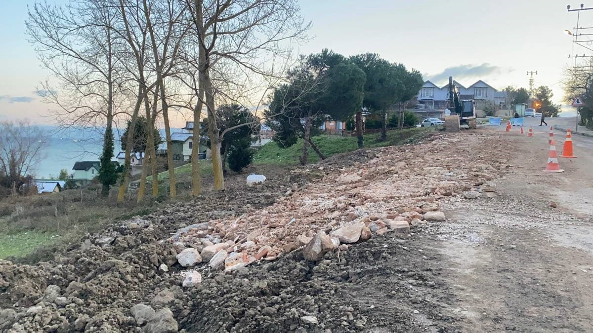 SİNOP’TA TOPRAK KAYMASI NEDENİYLE ÇÖKEN YOLDA ONARIM ÇALIŞMALARI SÜRÜYOR.