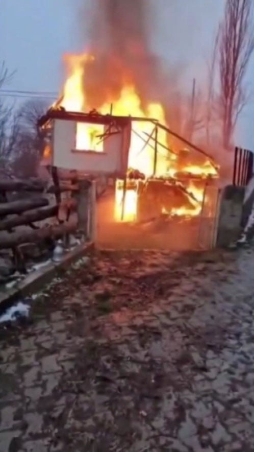 SİNOP’UN DURAĞAN İLÇESİNDE ÇIKAN YANGINDA, AHŞAP BİR KÖY EVİ TAMAMEN YANARAK KÜLE...