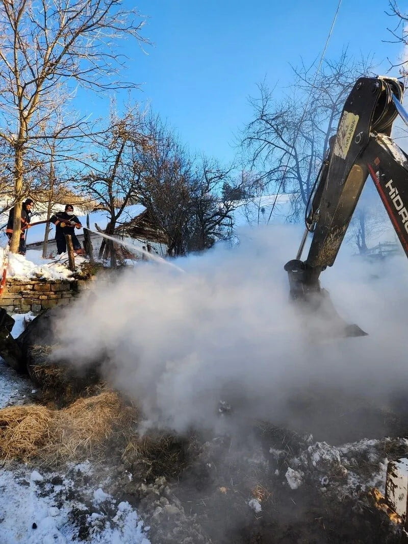 SİNOP’UN GERZE İLÇESİNDE BİR AHIRDA ÇIKAN YANGINDA 9 BÜYÜKBAŞ HAYVAN YANARAK TELEF OLDU.
